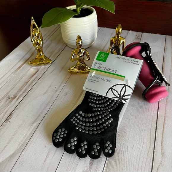 NWT GAIAM YOGA SOCKS, All grip, no slip. One size. Unisex - Picture 9 of 9